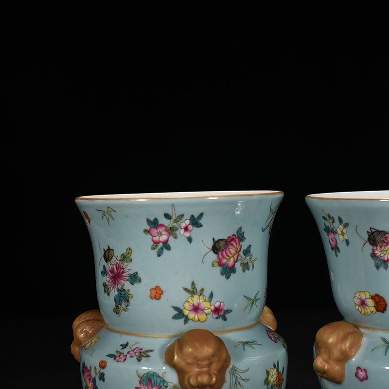 Qing Dynasty Qianlong Coral green field pastel flower vase