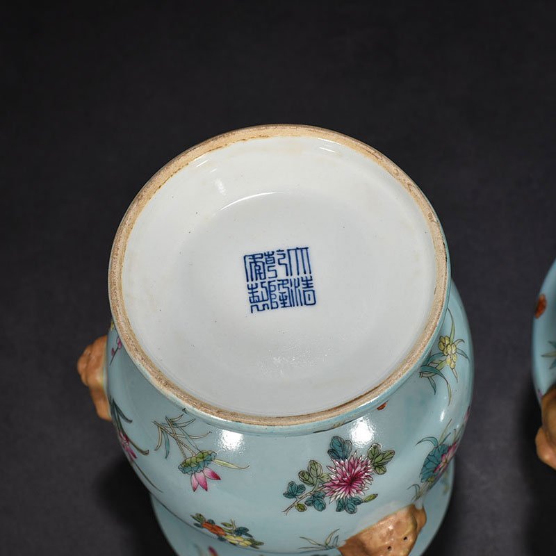 Qing Dynasty Qianlong Coral green field pastel flower vase