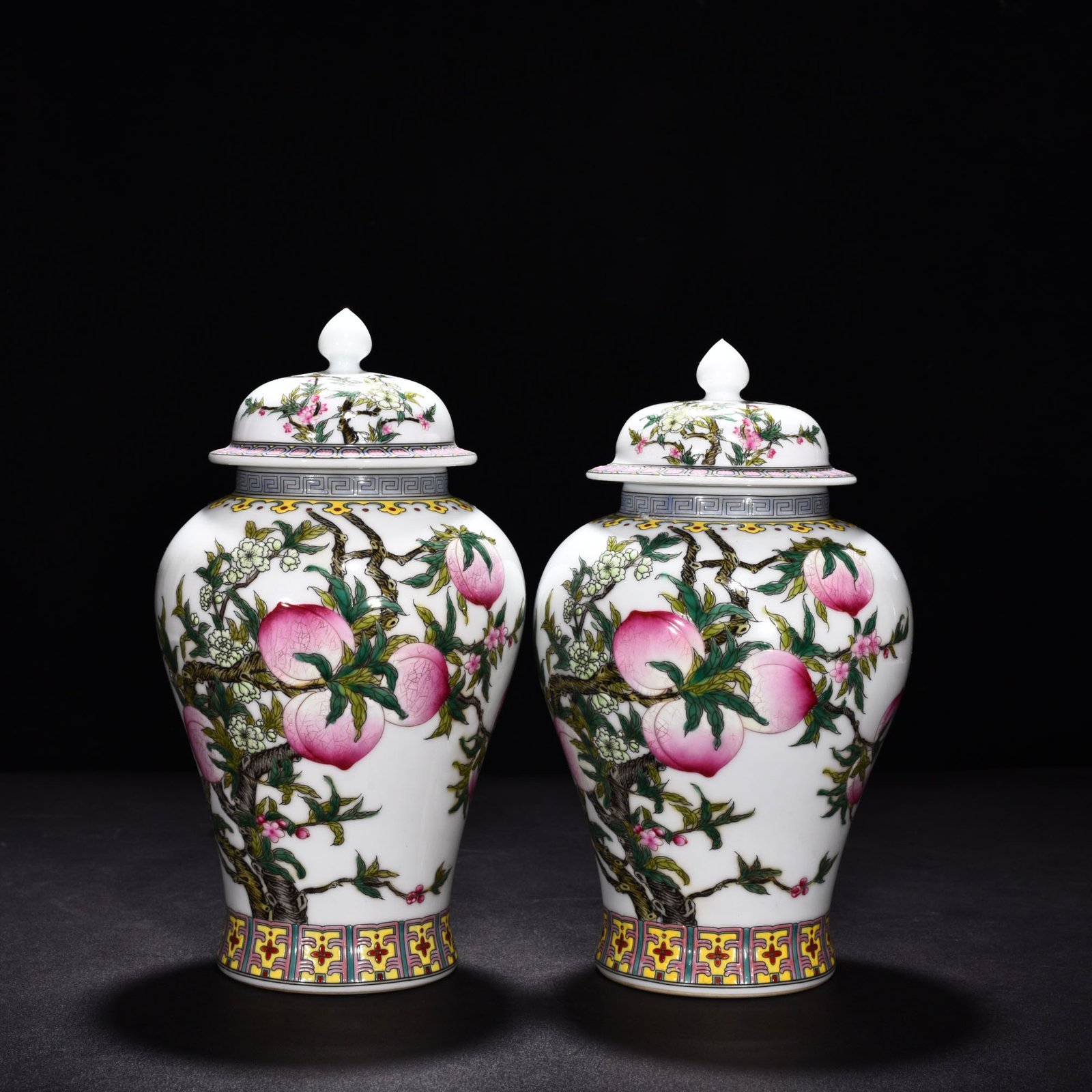 Qing Dynasty Qianlong enamel nine-peach general jar