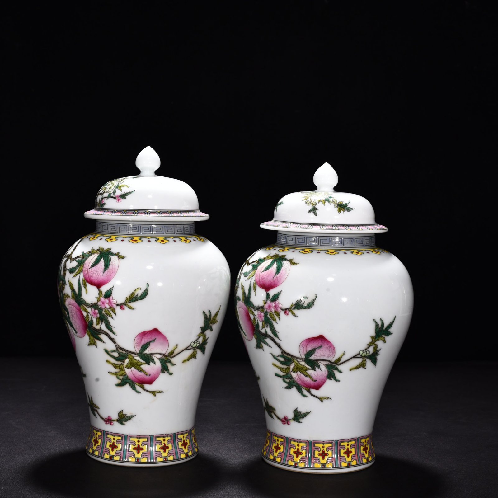 Qing Dynasty Qianlong enamel nine-peach general jar