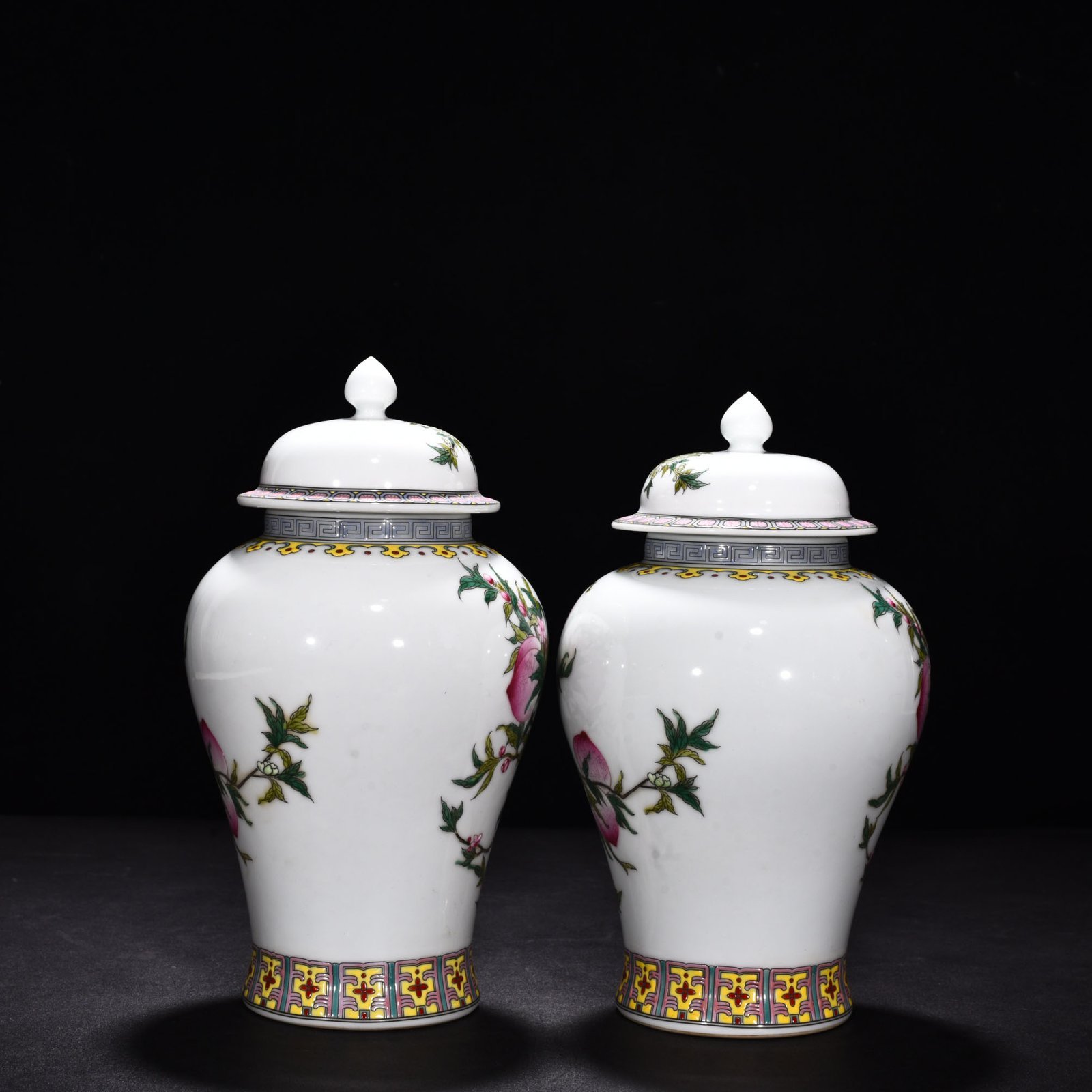 Qing Dynasty Qianlong enamel nine-peach general jar