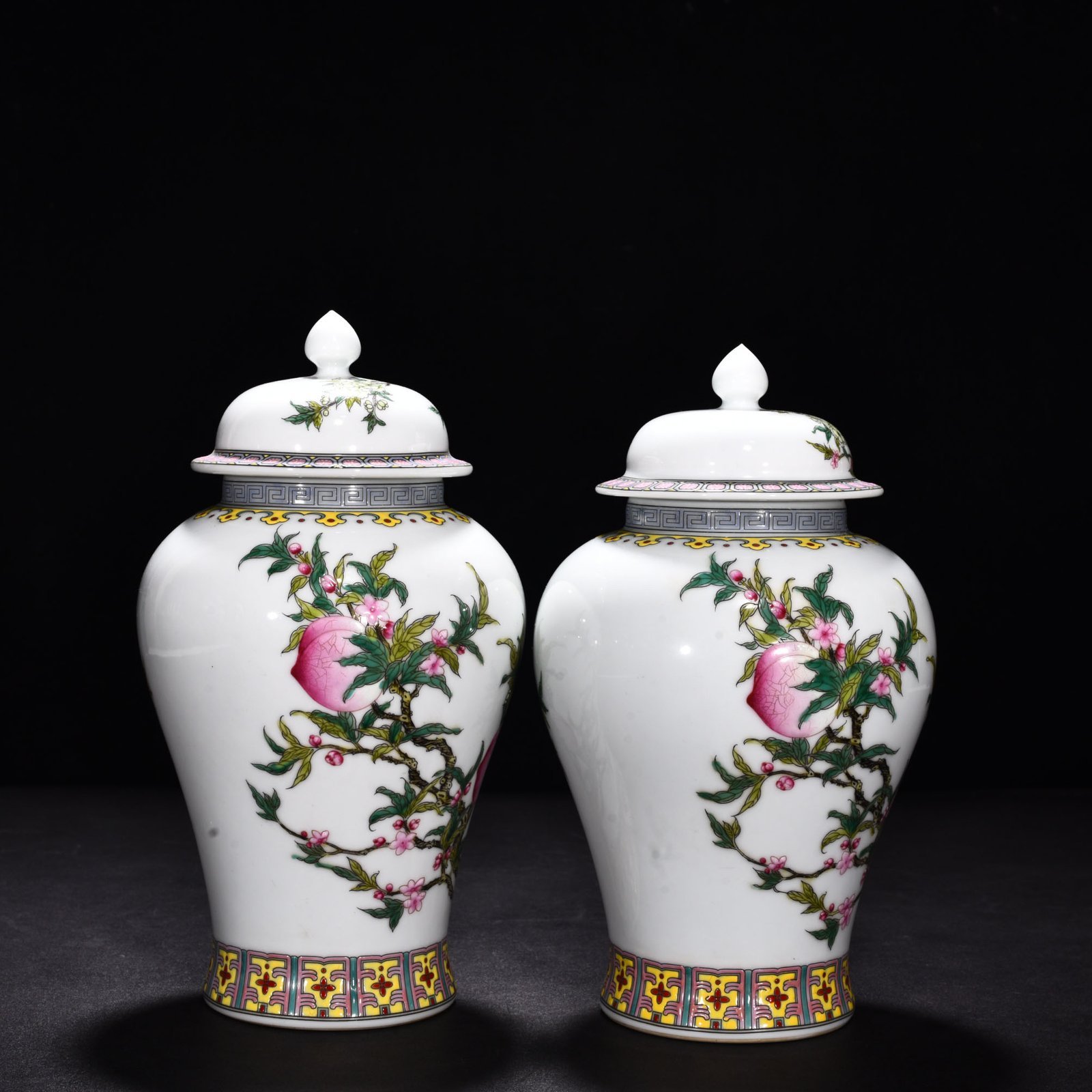 Qing Dynasty Qianlong enamel nine-peach general jar
