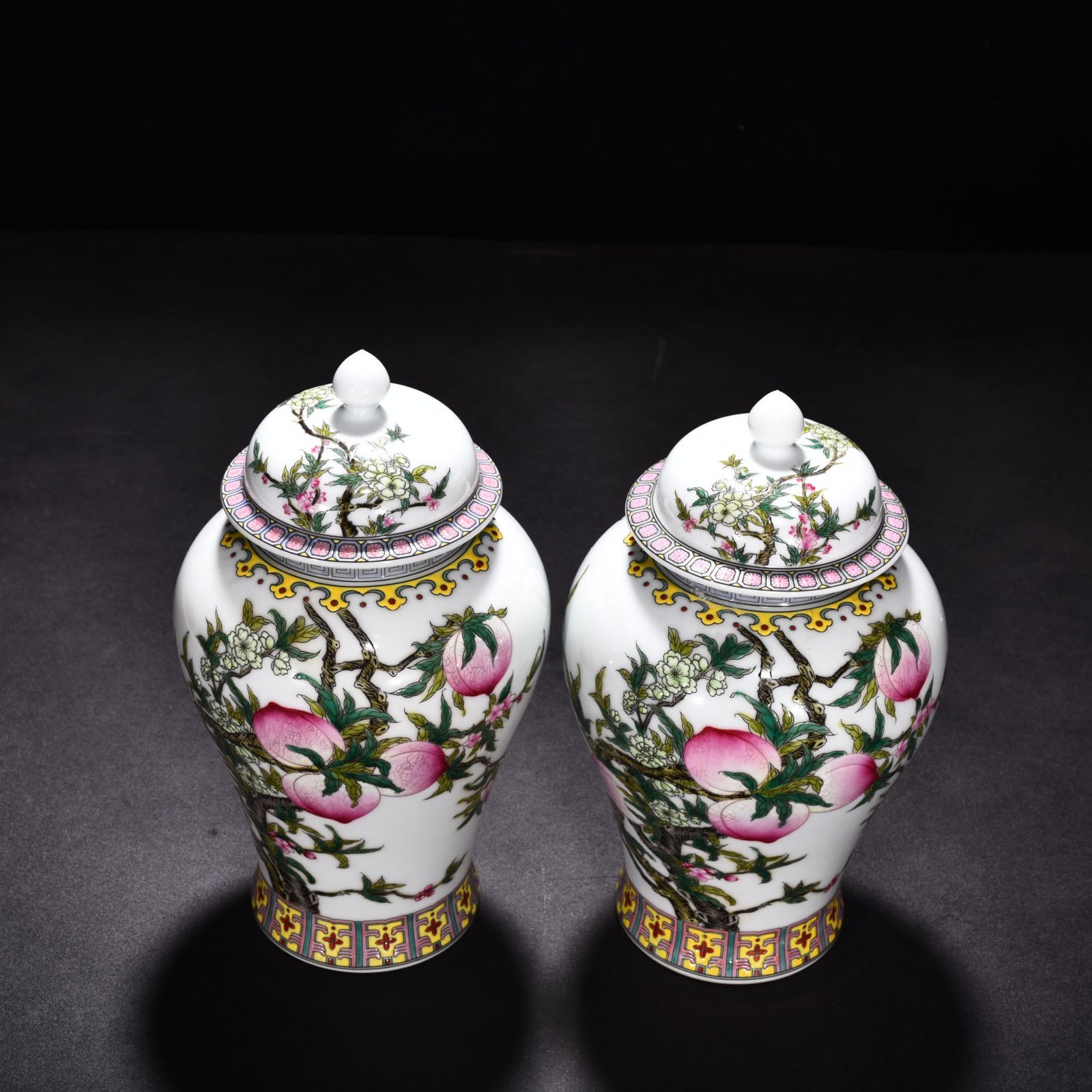 Qing Dynasty Qianlong enamel nine-peach general jar