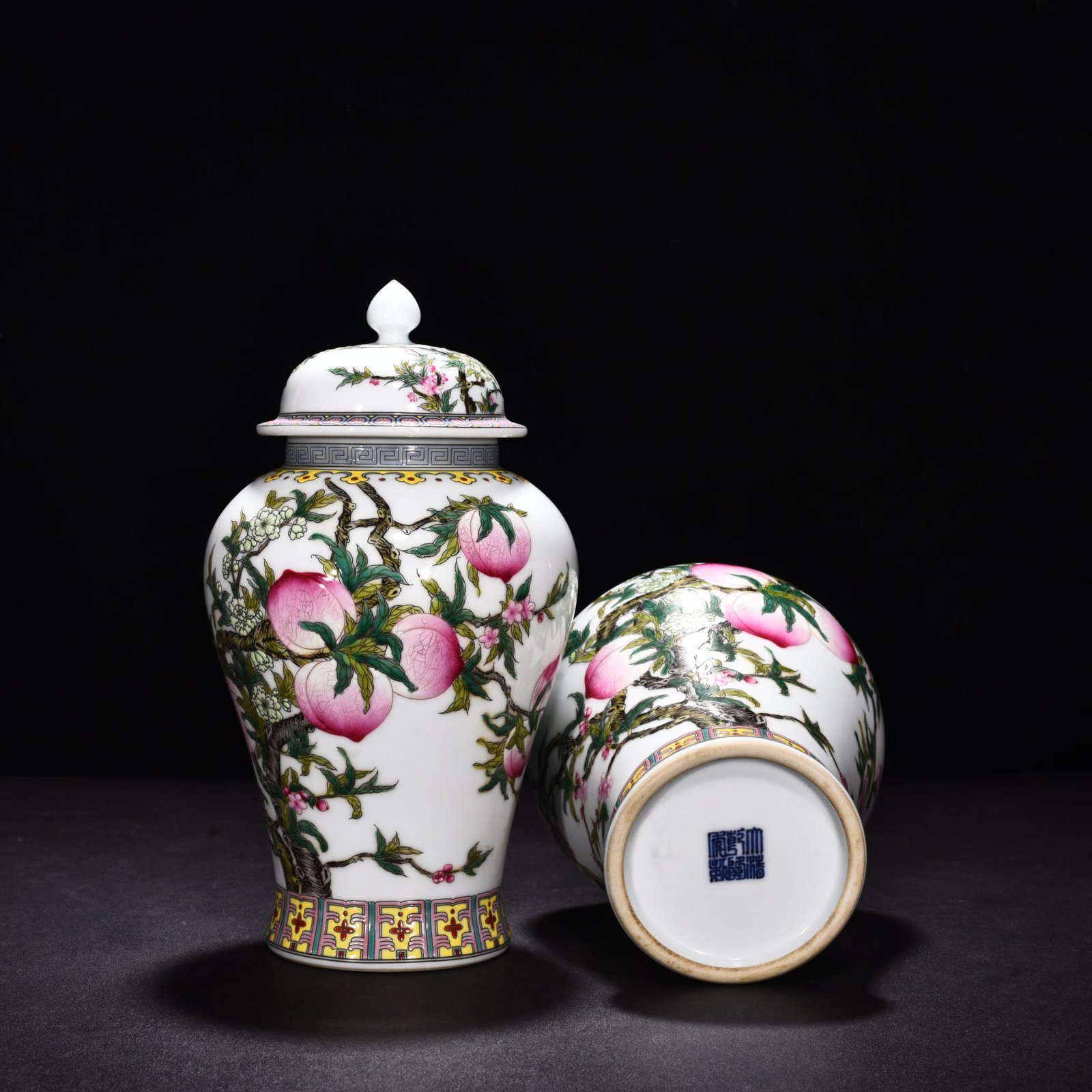 Qing Dynasty Qianlong enamel nine-peach general jar