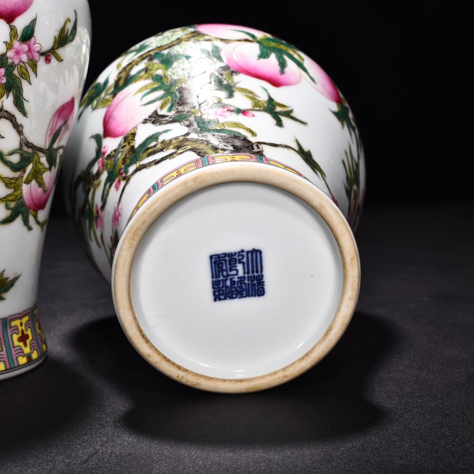 Qing Dynasty Qianlong enamel nine-peach general jar