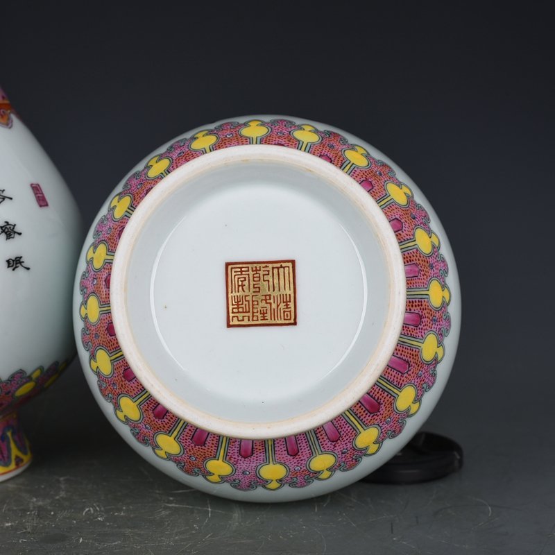 Qing Dynasty Qianlong enamel double dog garlic bottle