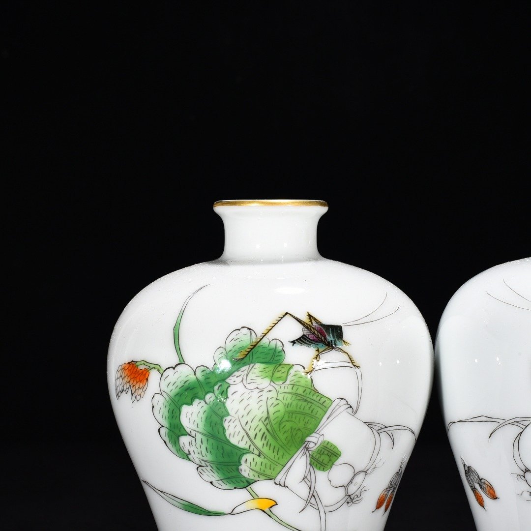 Qing Dynasty Qianlong enamel color painted golden autumn fun hundred wealth plum vase