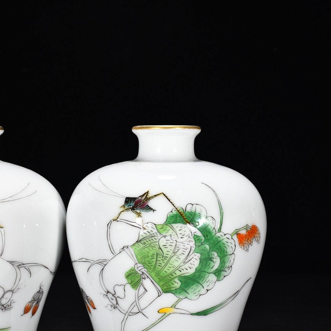 Qing Dynasty Qianlong enamel color painted golden autumn fun hundred wealth plum vase