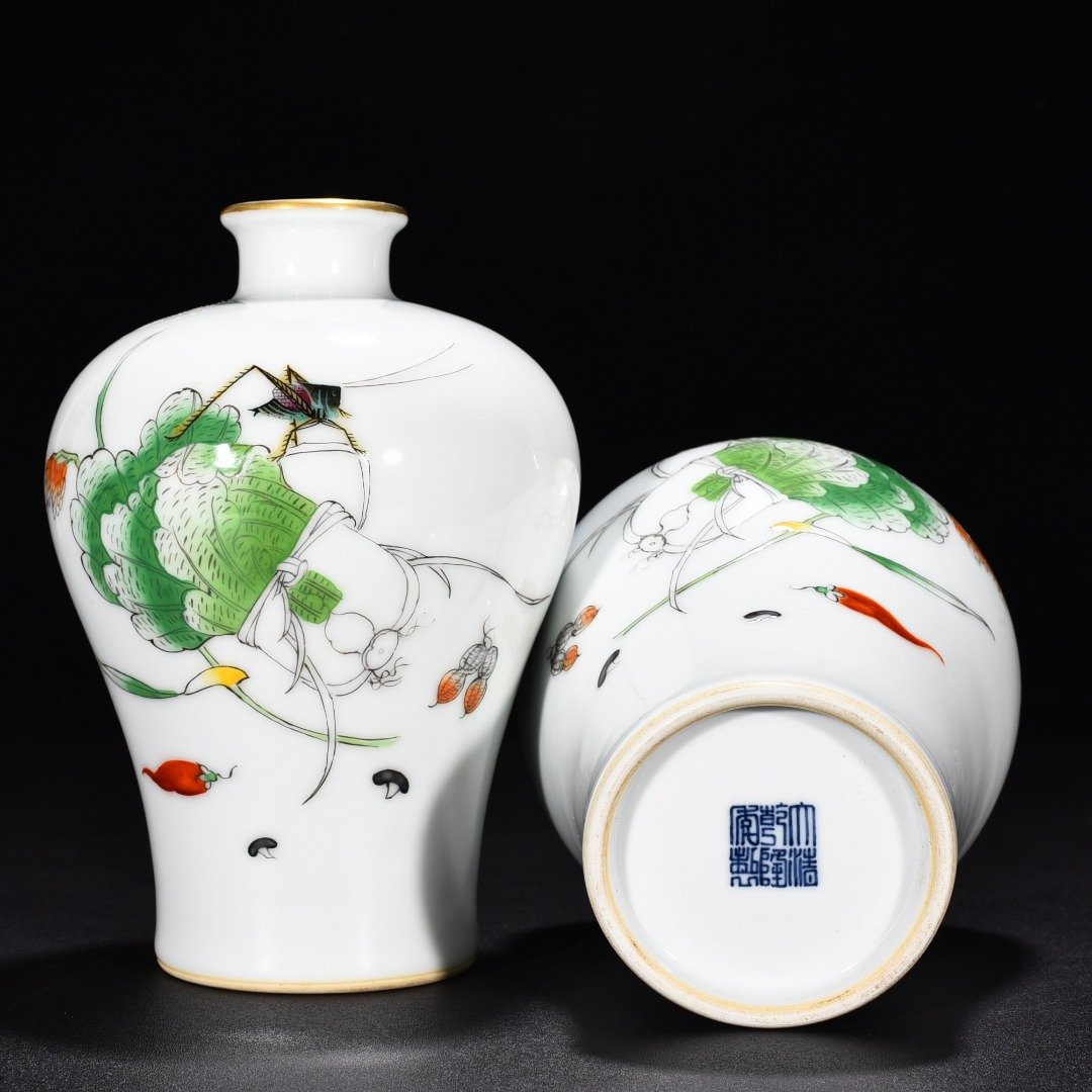 Qing Dynasty Qianlong enamel color painted golden autumn fun hundred wealth plum vase