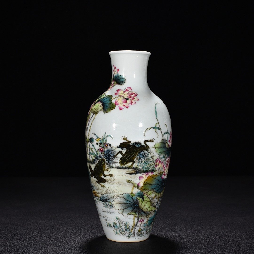 Qing Dynasty Qianlong enamel lotus pond moonlight Guanyin vase
