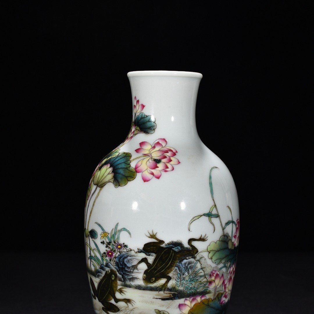 Qing Dynasty Qianlong enamel lotus pond moonlight Guanyin vase
