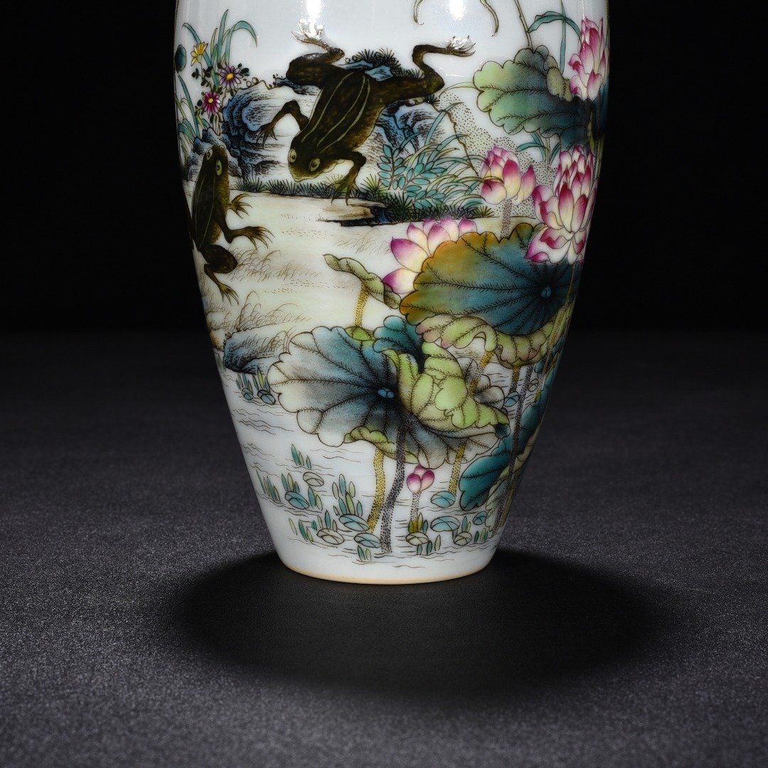 Qing Dynasty Qianlong enamel lotus pond moonlight Guanyin vase