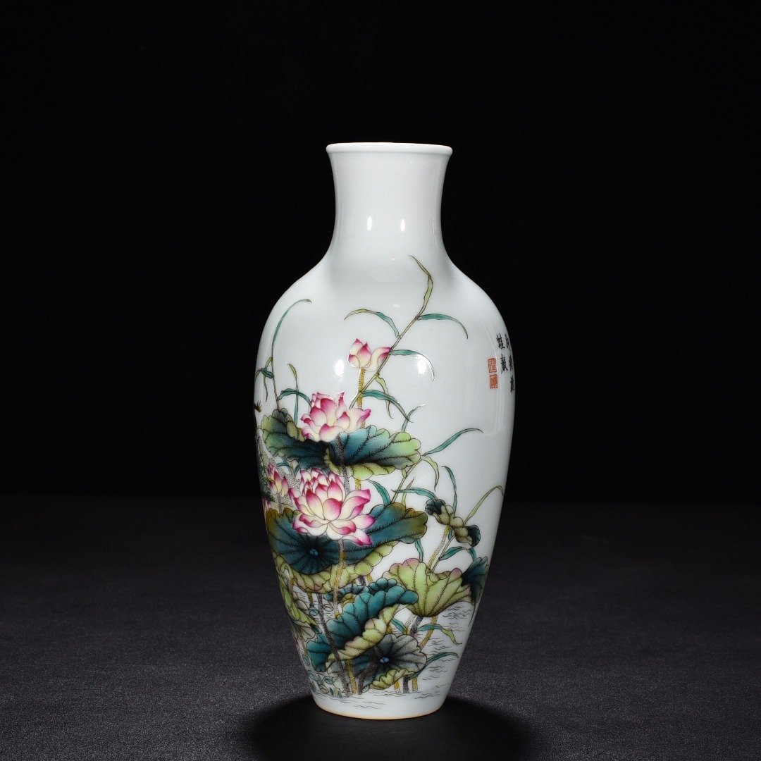 Qing Dynasty Qianlong enamel lotus pond moonlight Guanyin vase