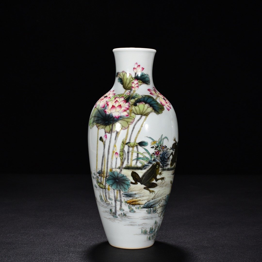 Qing Dynasty Qianlong enamel lotus pond moonlight Guanyin vase