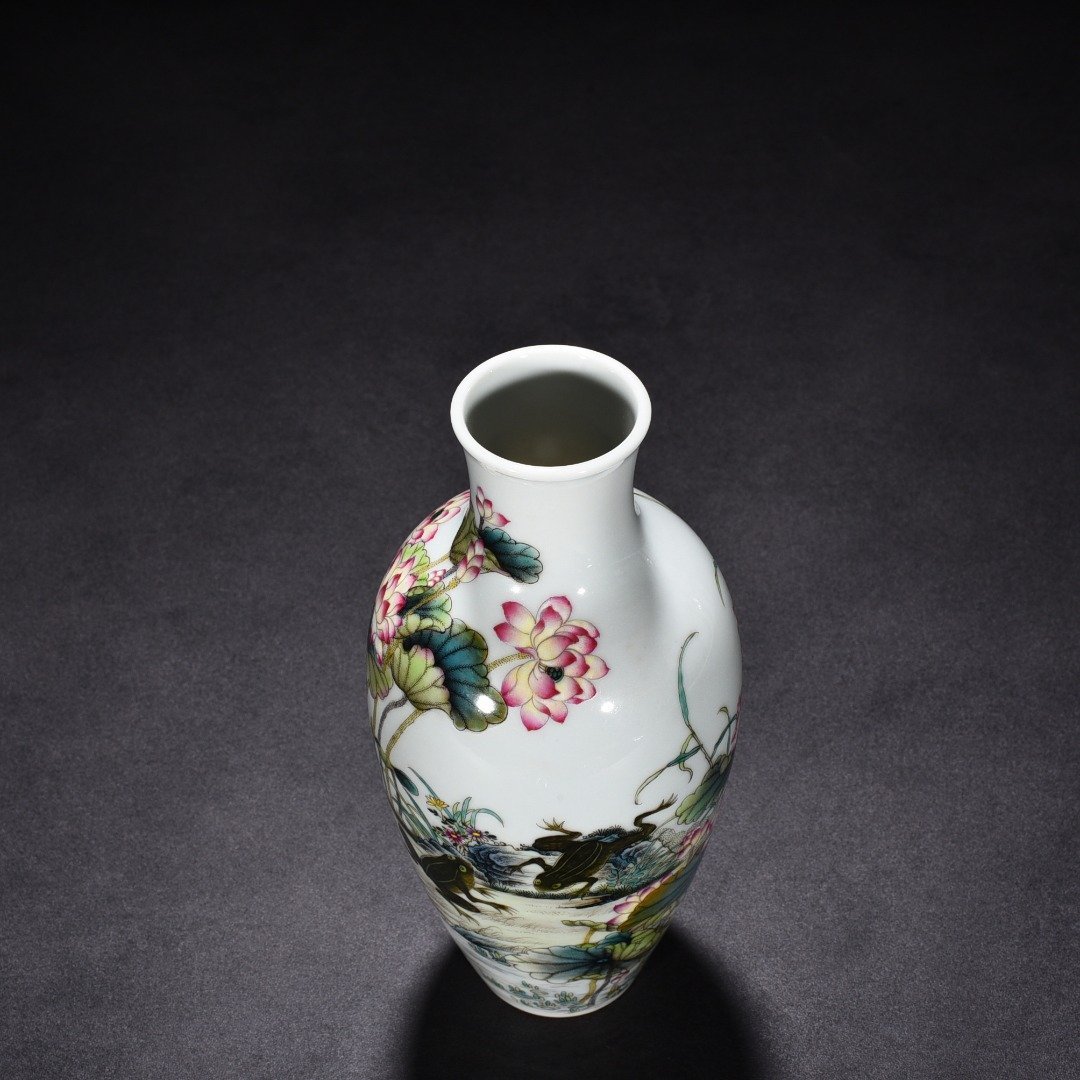 Qing Dynasty Qianlong enamel lotus pond moonlight Guanyin vase
