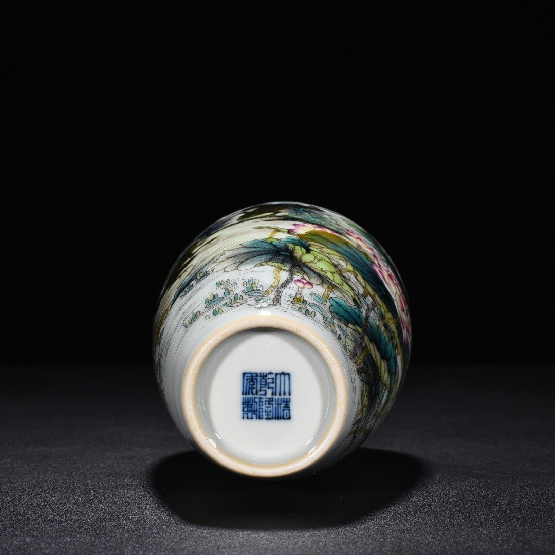 Qing Dynasty Qianlong enamel lotus pond moonlight Guanyin vase
