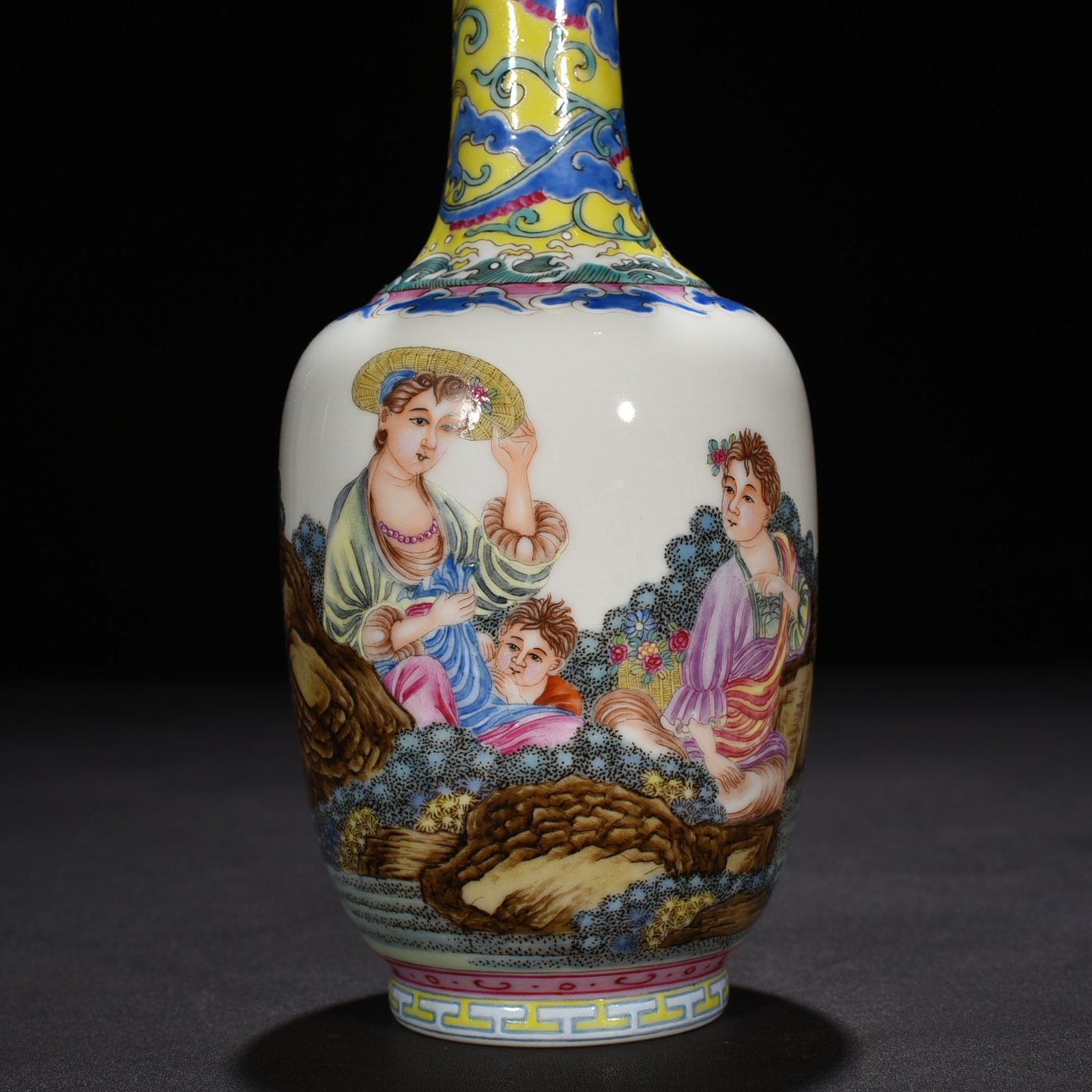 Qing Dynasty Qianlong enamel Western human vase