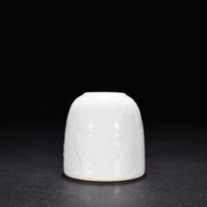 Qing Dynasty Qianlong sweet white glaze water bowl with auspicious clouds