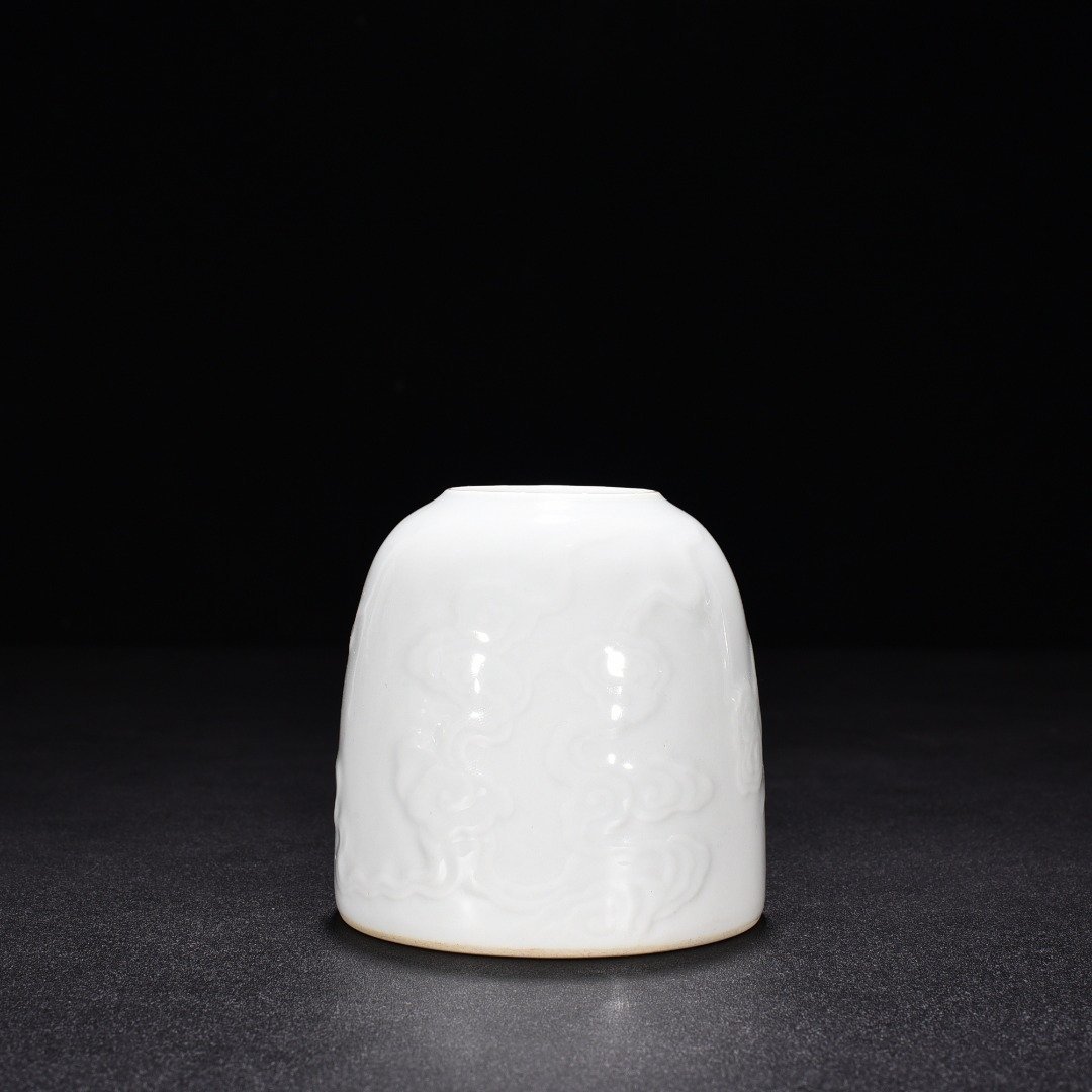Qing Dynasty Qianlong sweet white glaze water bowl with auspicious clouds