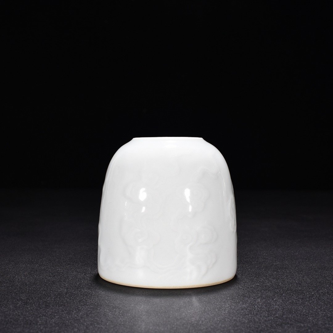 Qing Dynasty Qianlong sweet white glaze water bowl with auspicious clouds