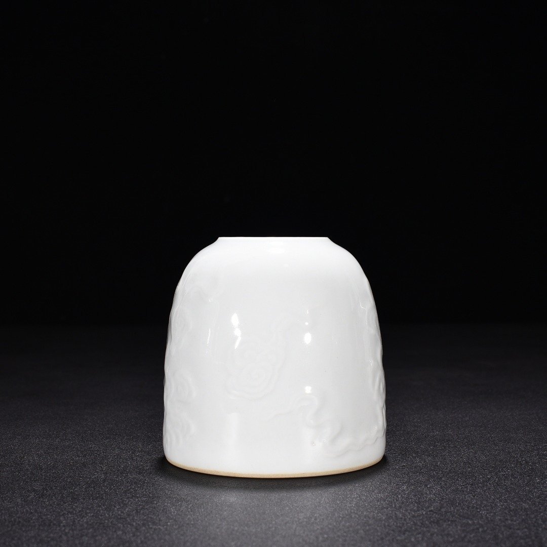 Qing Dynasty Qianlong sweet white glaze water bowl with auspicious clouds