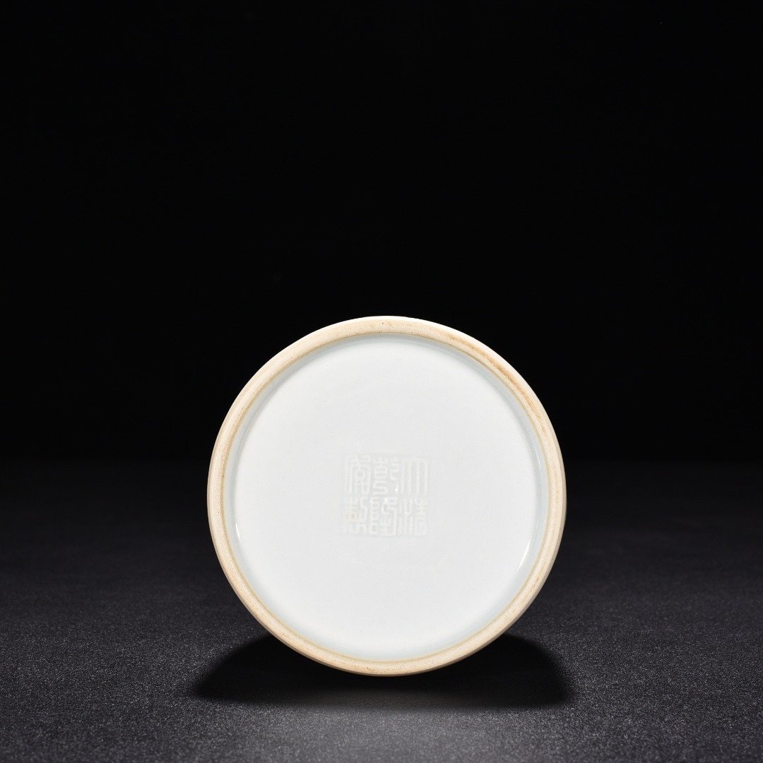 Qing Dynasty Qianlong sweet white glaze water bowl with auspicious clouds