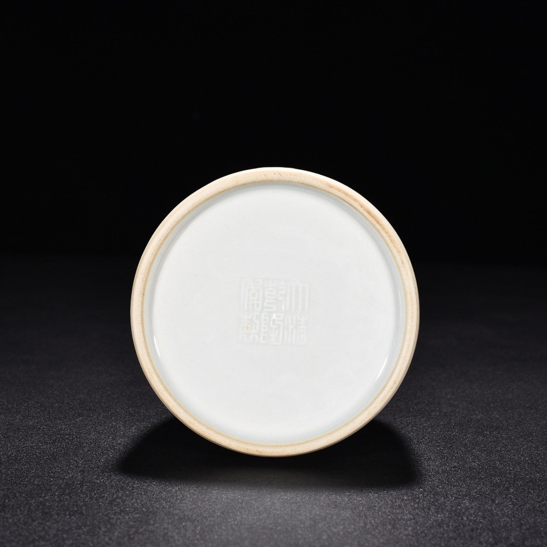 Qing Dynasty Qianlong sweet white glaze water bowl with auspicious clouds