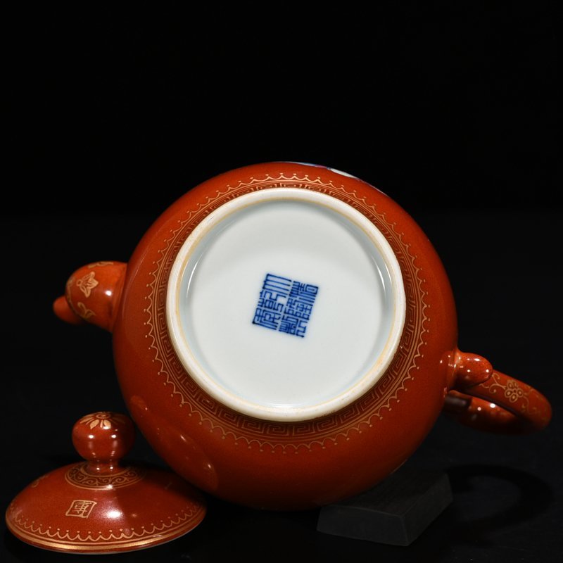 Qing Dynasty Qianlong alum-red ground and a group of harmonious pots