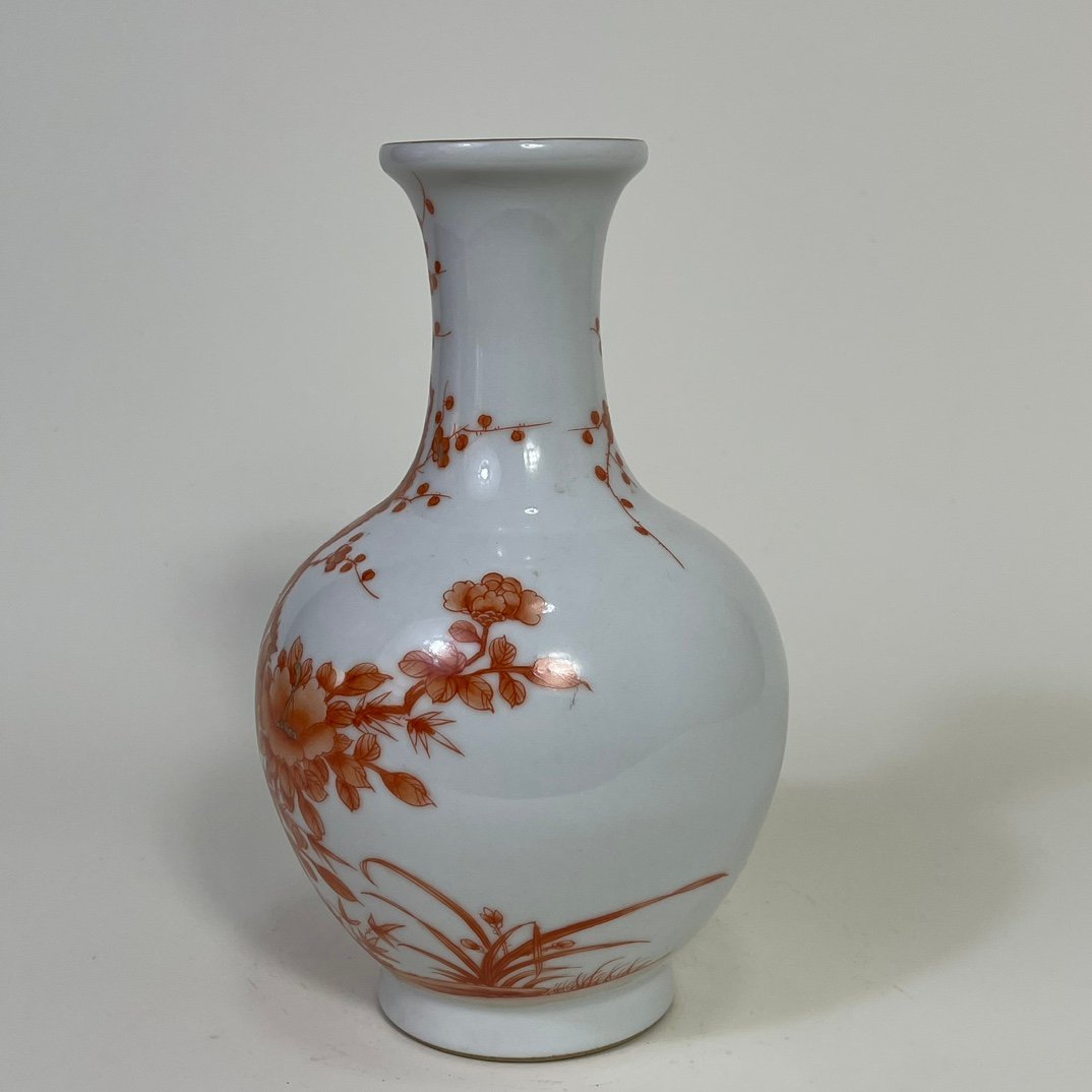 Qing Dynasty Qianlong alum red gold rooster crowing vase