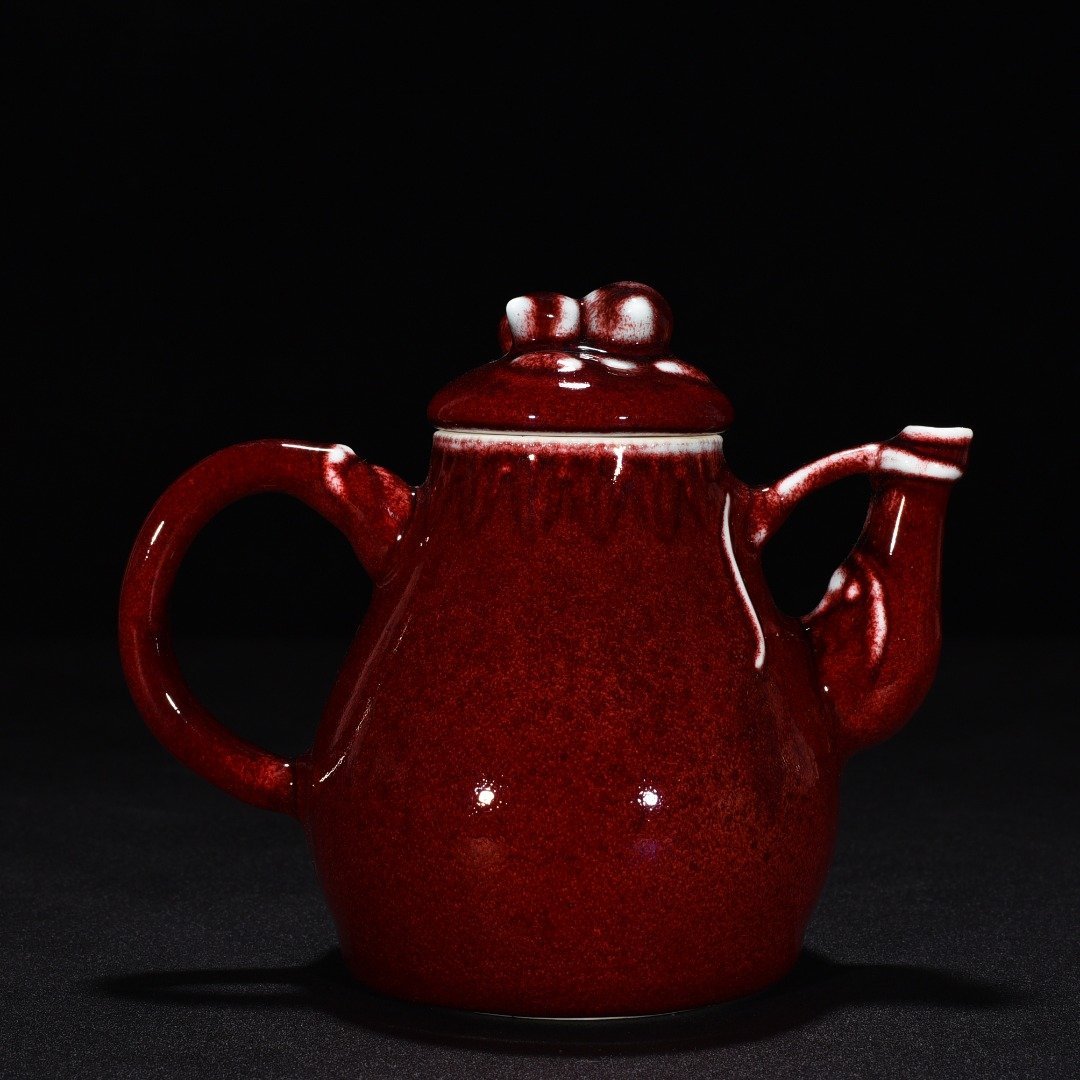Qing Dynasty Qianlong sacrifice red glaze pot with many children many blessings and many lives