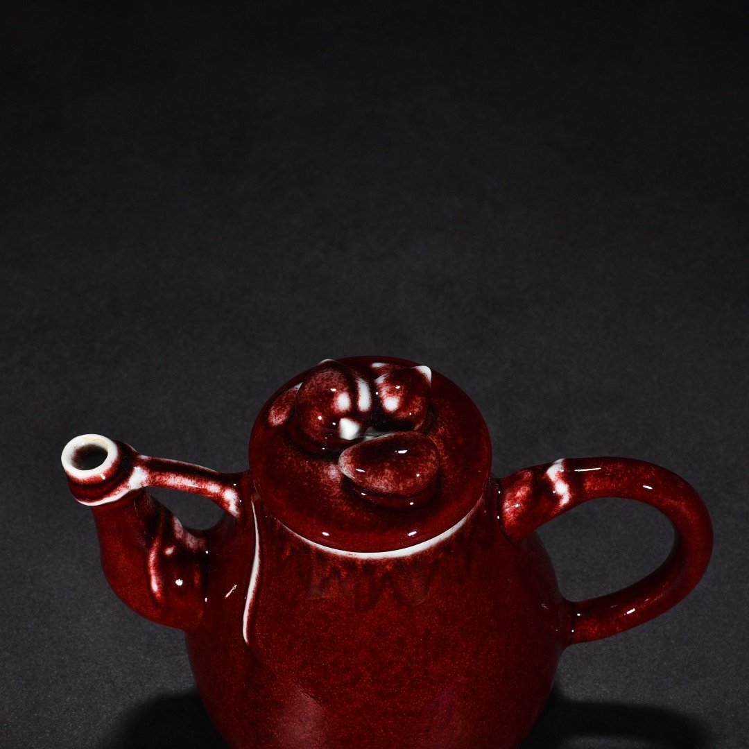 Qing Dynasty Qianlong sacrifice red glaze pot with many children many blessings and many lives