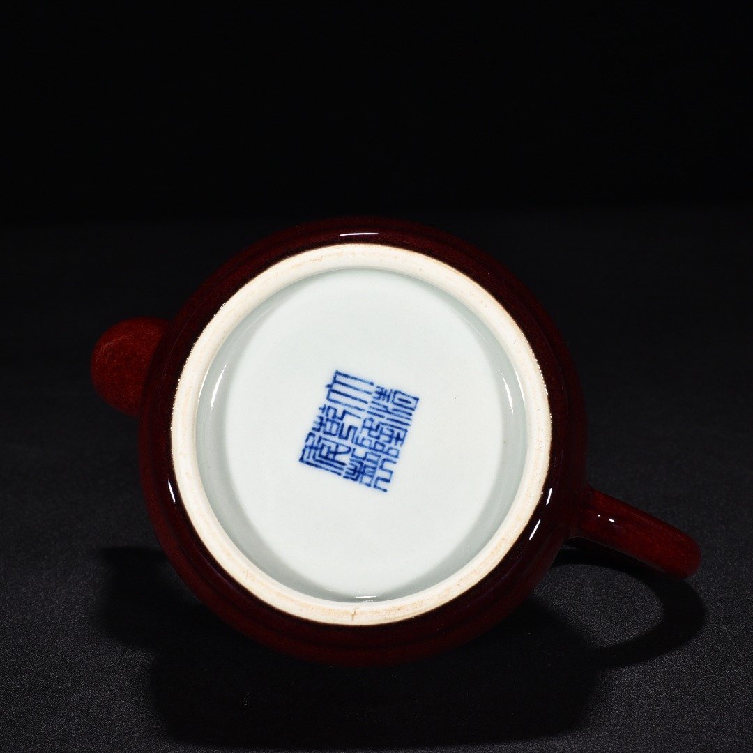Qing Dynasty Qianlong sacrifice red glaze pot with many children many blessings and many lives