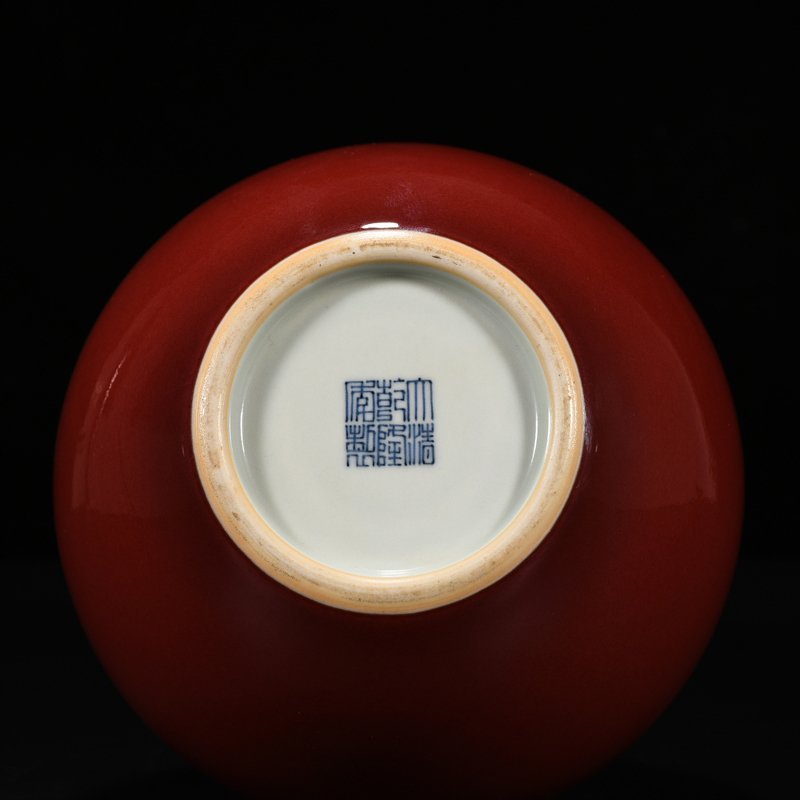 Qing Dynasty Qianlong Festival red-glazed celestial sphere vase