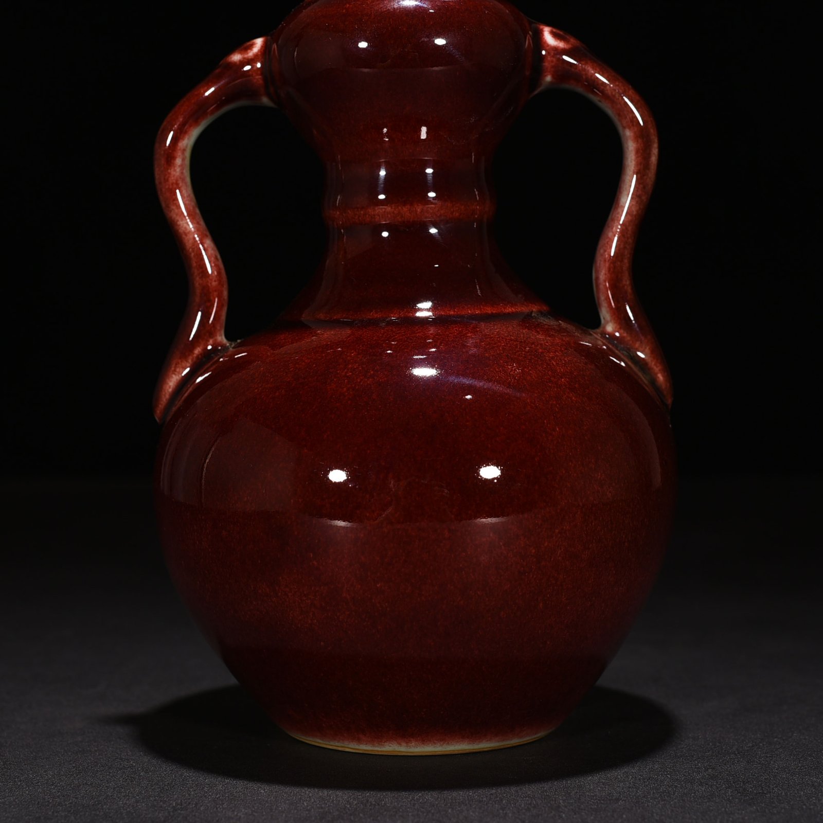 Qing Dynasty Qianlong Festival red glaze Ruyi ear garlic vase