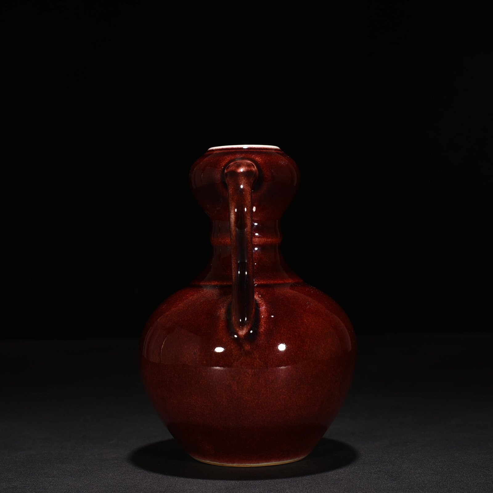 Qing Dynasty Qianlong Festival red glaze Ruyi ear garlic vase