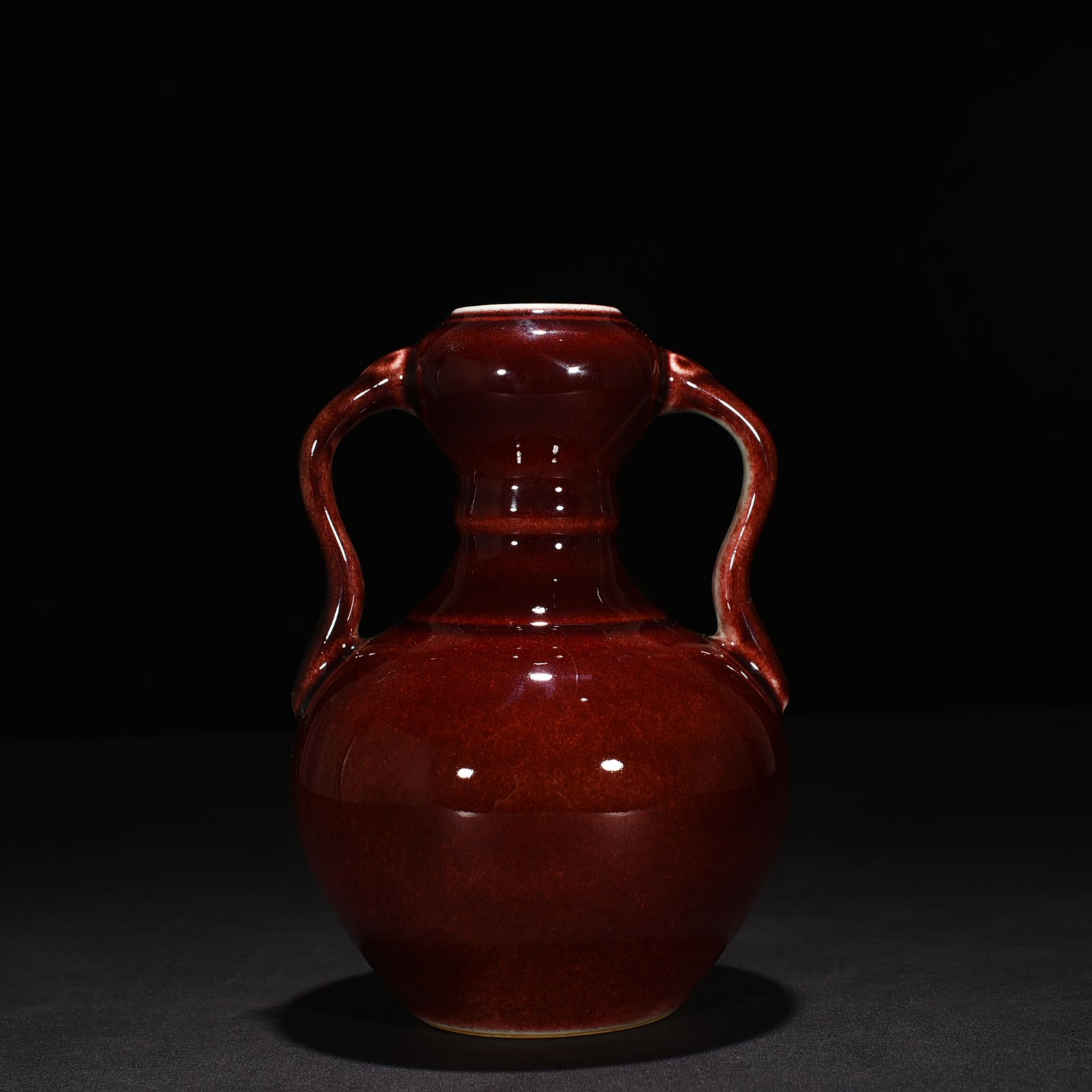 Qing Dynasty Qianlong Festival red glaze Ruyi ear garlic vase