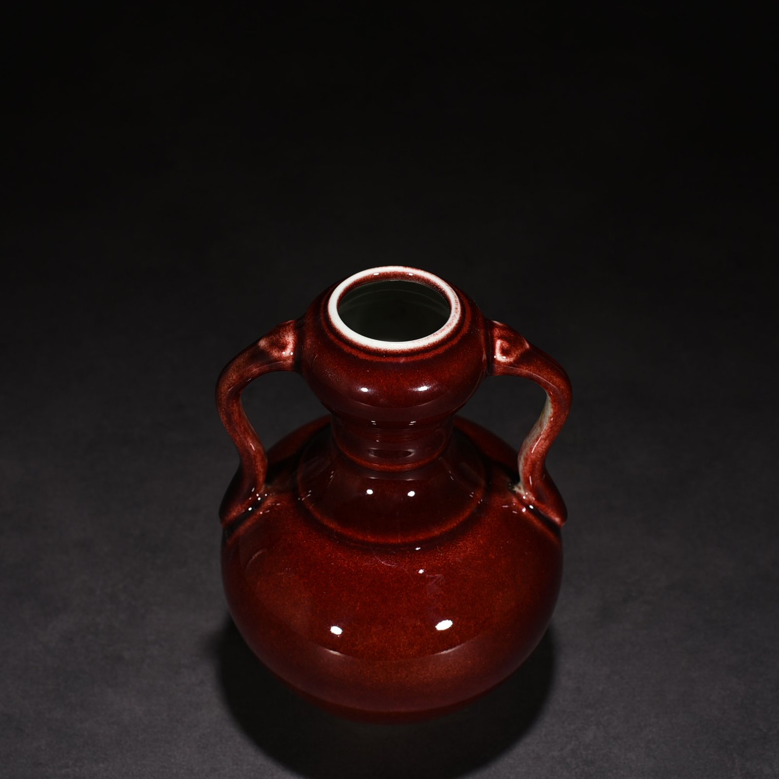 Qing Dynasty Qianlong Festival red glaze Ruyi ear garlic vase