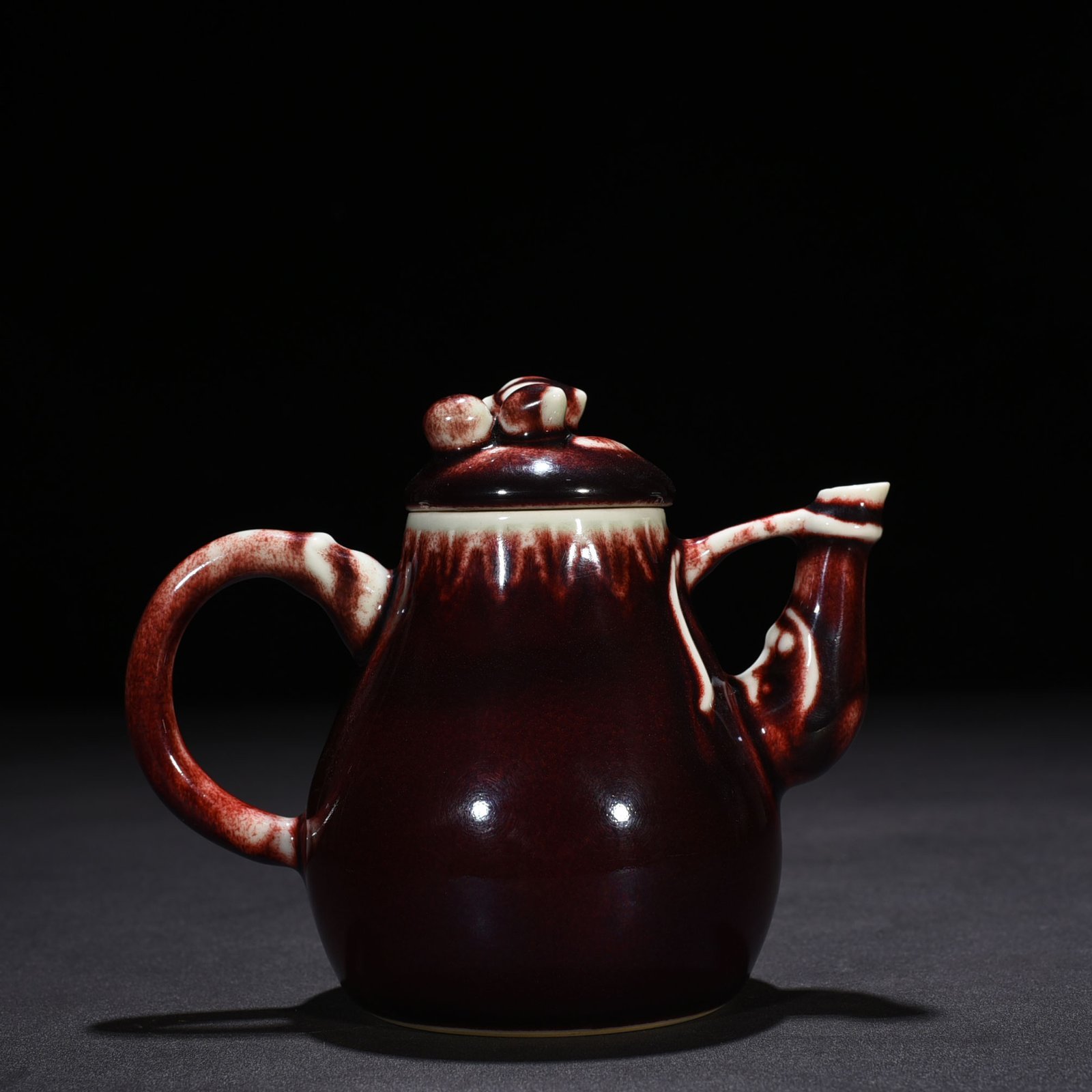 Qing Dynasty Qianlong Festival red-glazed ruby ​​red teapot