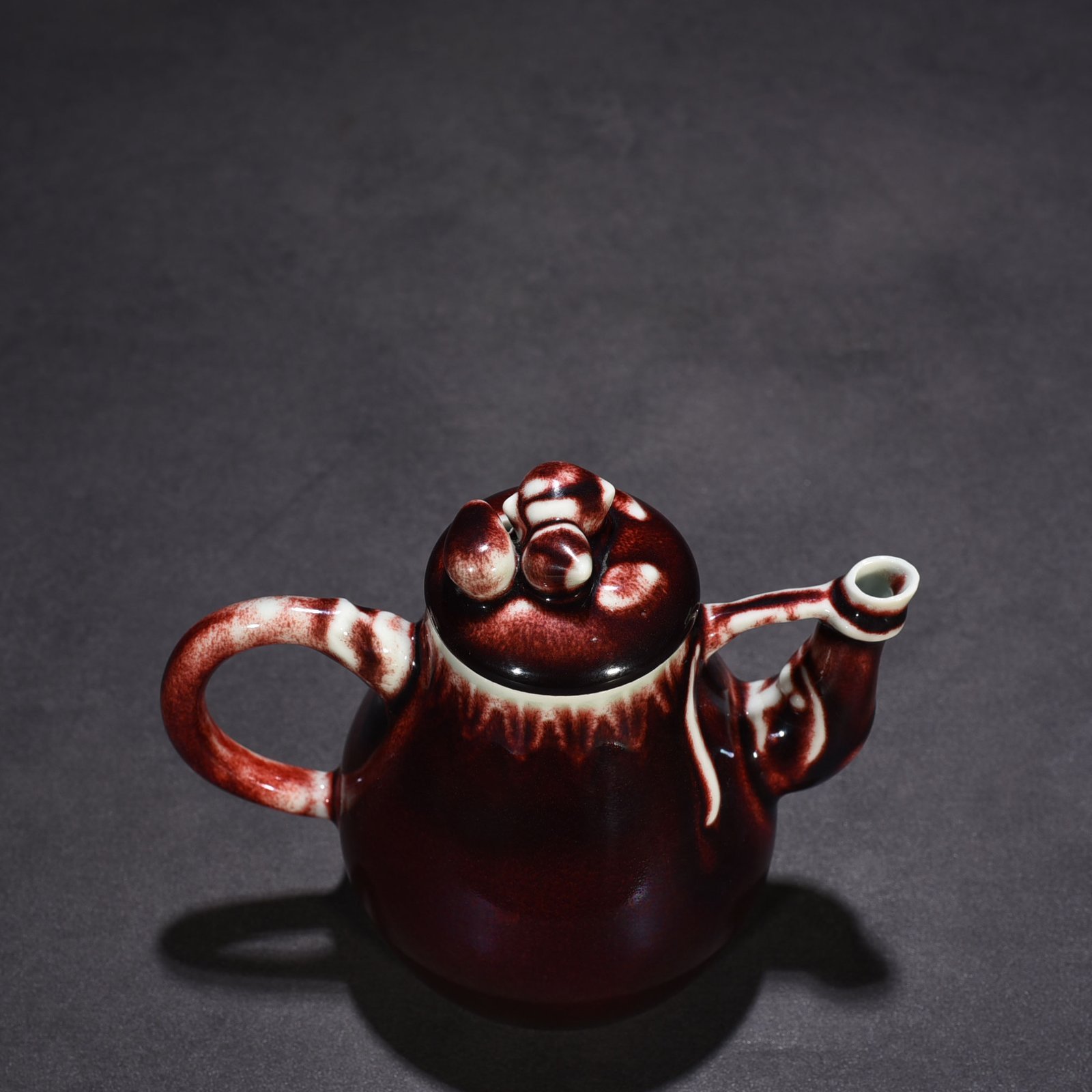 Qing Dynasty Qianlong Festival red-glazed ruby ​​red teapot