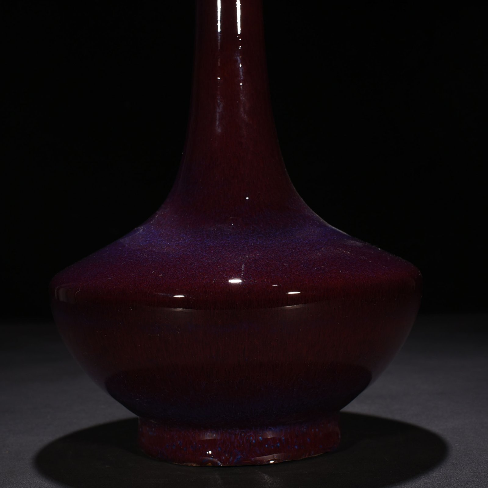 Qing Dynasty Qianlong Festival red glaze kiln-shaped flask