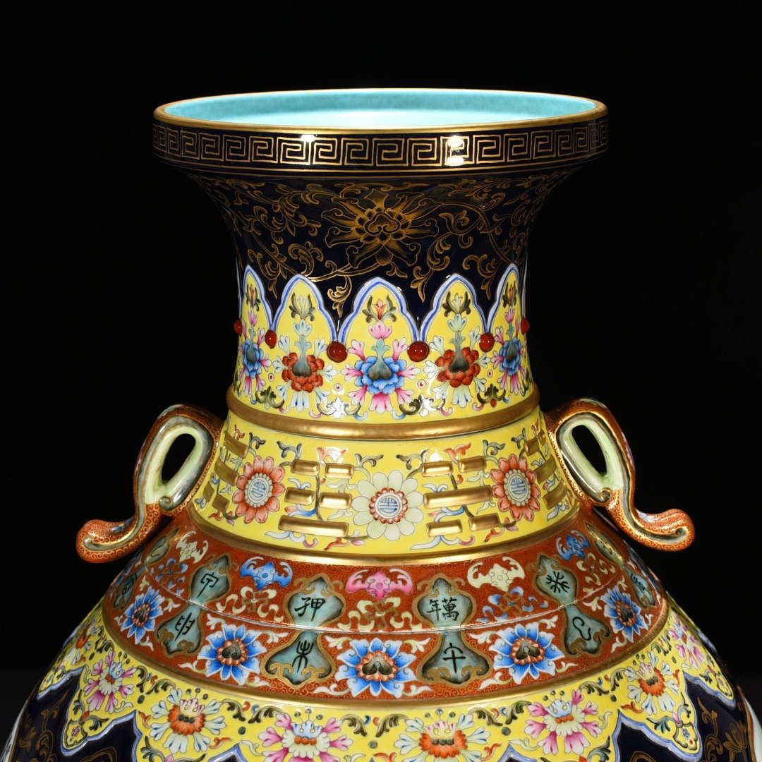 Qing Dynasty Qianlong Festival blue glaze gold painted window landscape vase