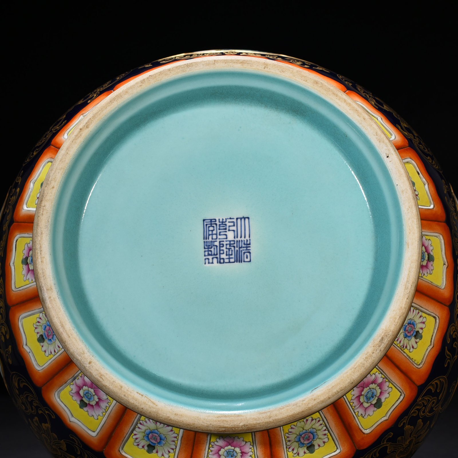 Qing Dynasty Qianlong Festival blue glaze gold painted window landscape vase
