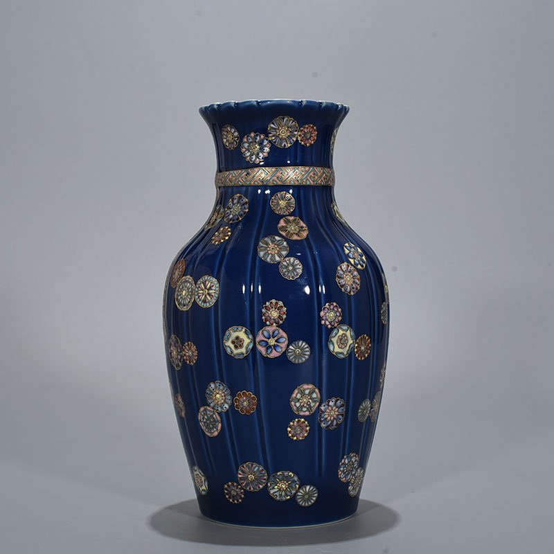 Qing Dynasty Qianlong Festival blue glaze painted with gold pastel leather ball cloth bag vase