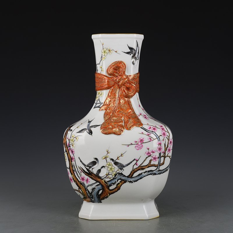 Qing Dynasty Qianlong pastel twelve good news of spring brocade square vase