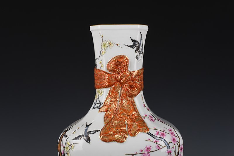 Qing Dynasty Qianlong pastel twelve good news of spring brocade square vase