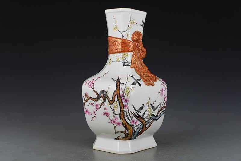 Qing Dynasty Qianlong pastel twelve good news of spring brocade square vase