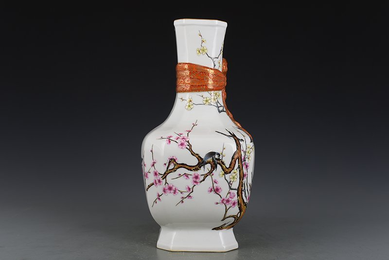 Qing Dynasty Qianlong pastel twelve good news of spring brocade square vase