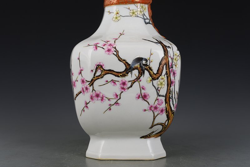Qing Dynasty Qianlong pastel twelve good news of spring brocade square vase