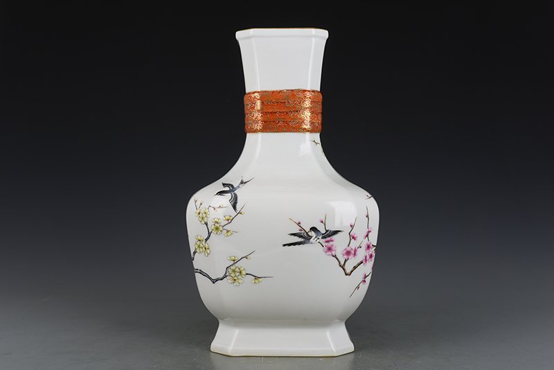 Qing Dynasty Qianlong pastel twelve good news of spring brocade square vase