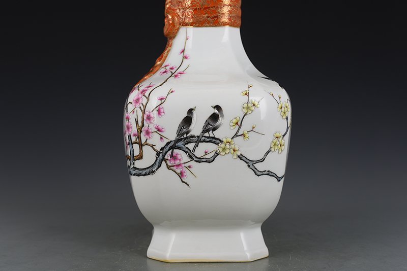 Qing Dynasty Qianlong pastel twelve good news of spring brocade square vase